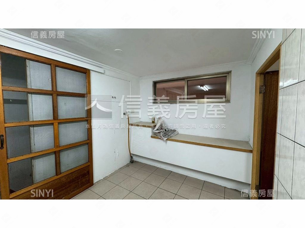 潭子榮興街商圈稀有角店房屋室內格局與周邊環境