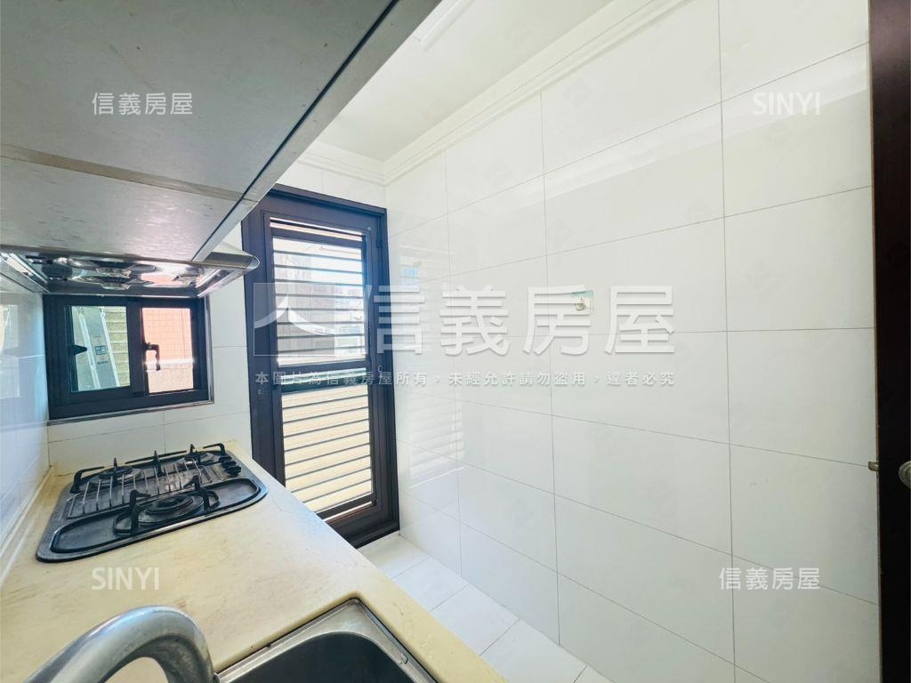 交通強低公設㊣電梯３房房屋室內格局與周邊環境