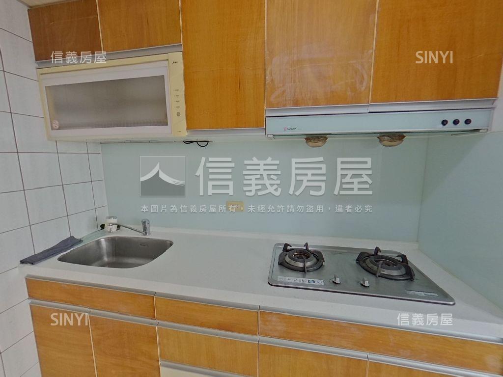 舒適高樓附平面車位房屋室內格局與周邊環境