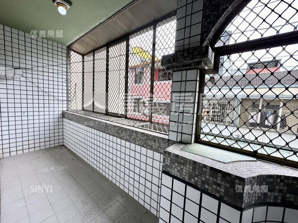 水湳大地坪大面寬車庫透天房屋室內格局與周邊環境