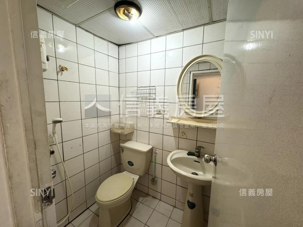 稀有陽台採光套房房屋室內格局與周邊環境