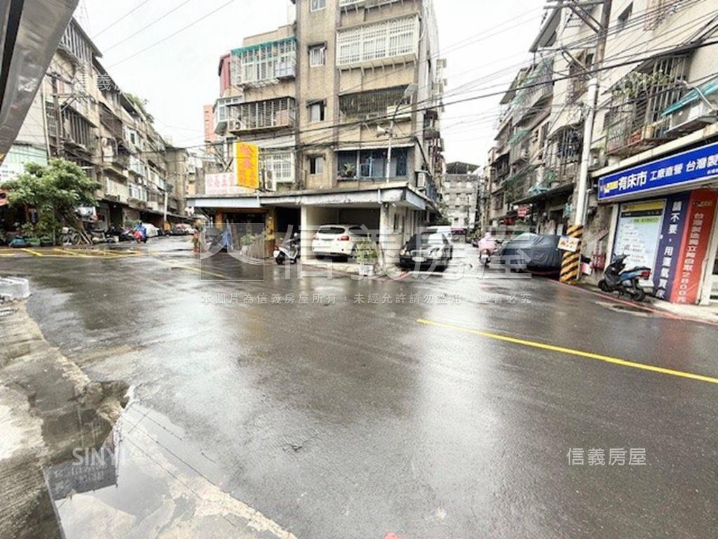 前後臨路面寬角間店面房屋室內格局與周邊環境