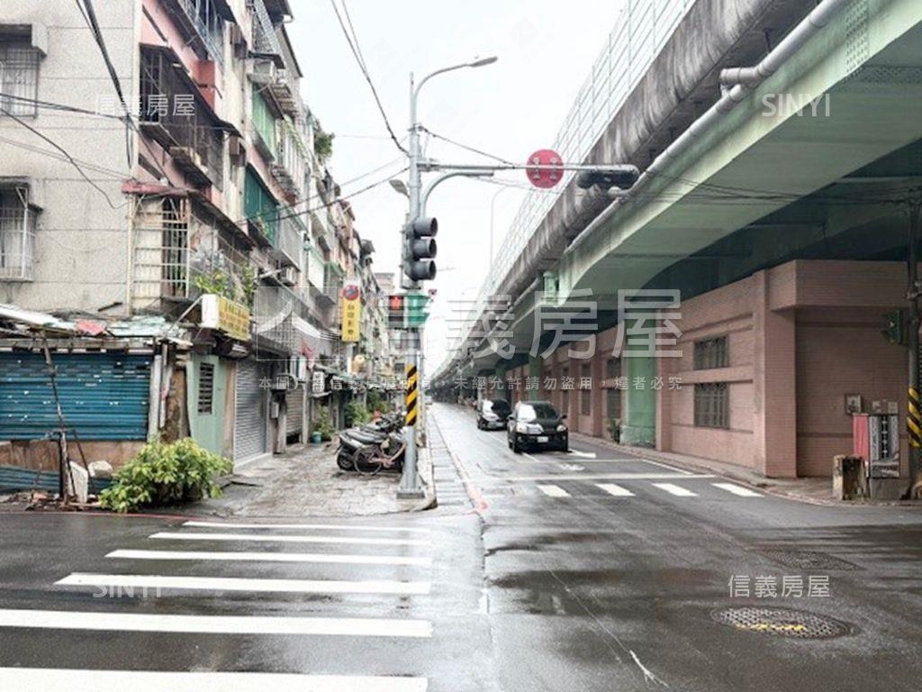 前後臨路面寬角間店面房屋室內格局與周邊環境