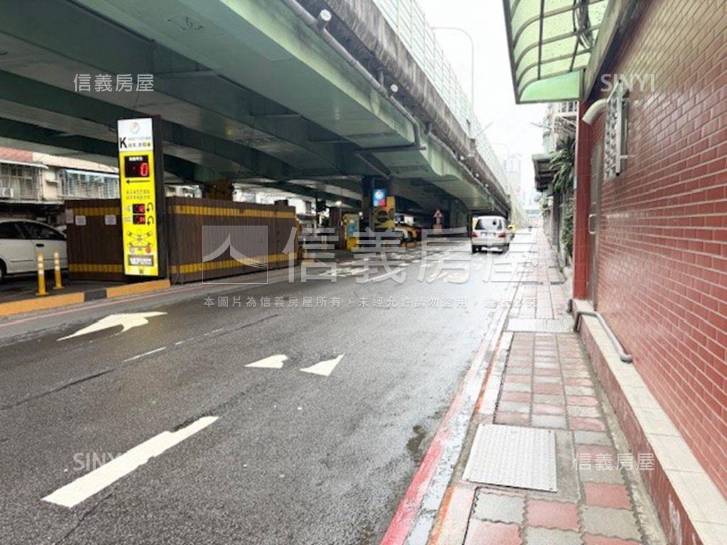 前後臨路面寬角間店面房屋室內格局與周邊環境