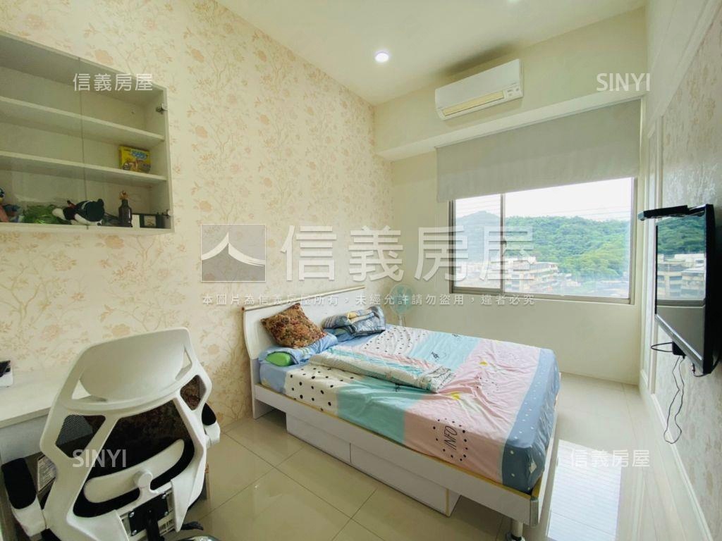 近捷運遠眺山景４房車位房屋室內格局與周邊環境