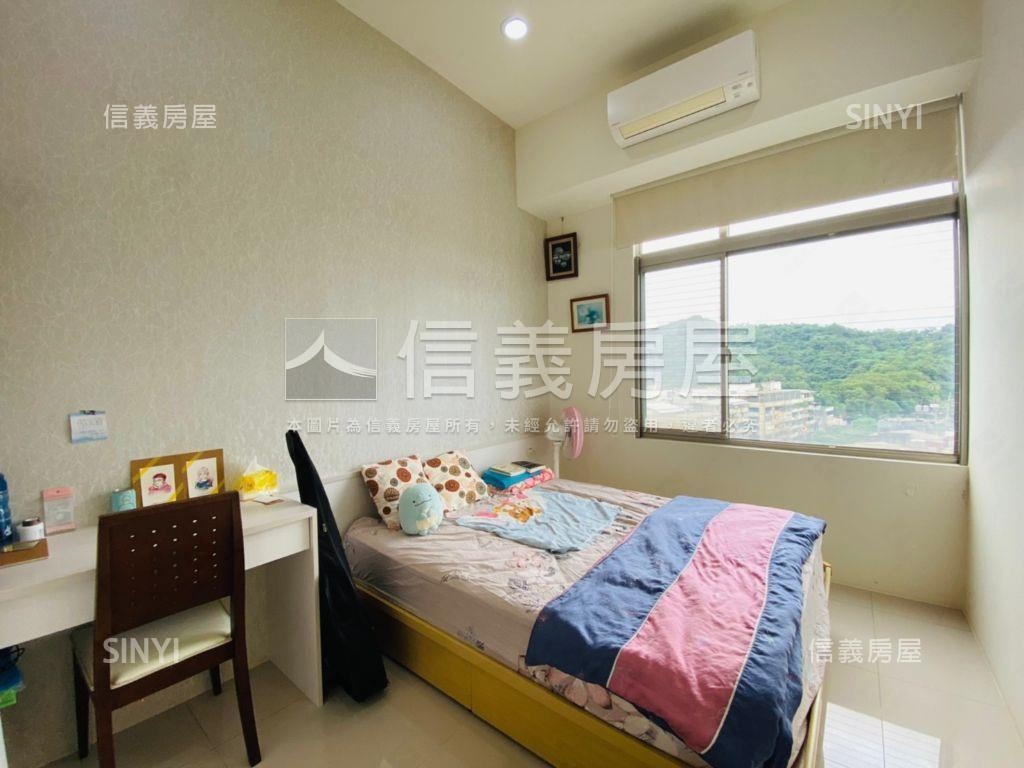 近捷運遠眺山景４房車位房屋室內格局與周邊環境