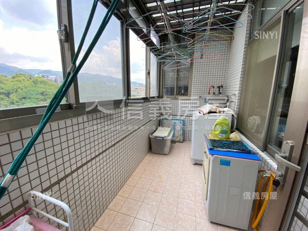 近捷運遠眺山景４房車位房屋室內格局與周邊環境