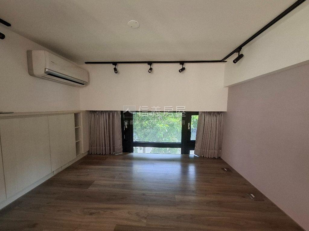 中山Ｑ１挑高裝潢美屋房屋室內格局與周邊環境