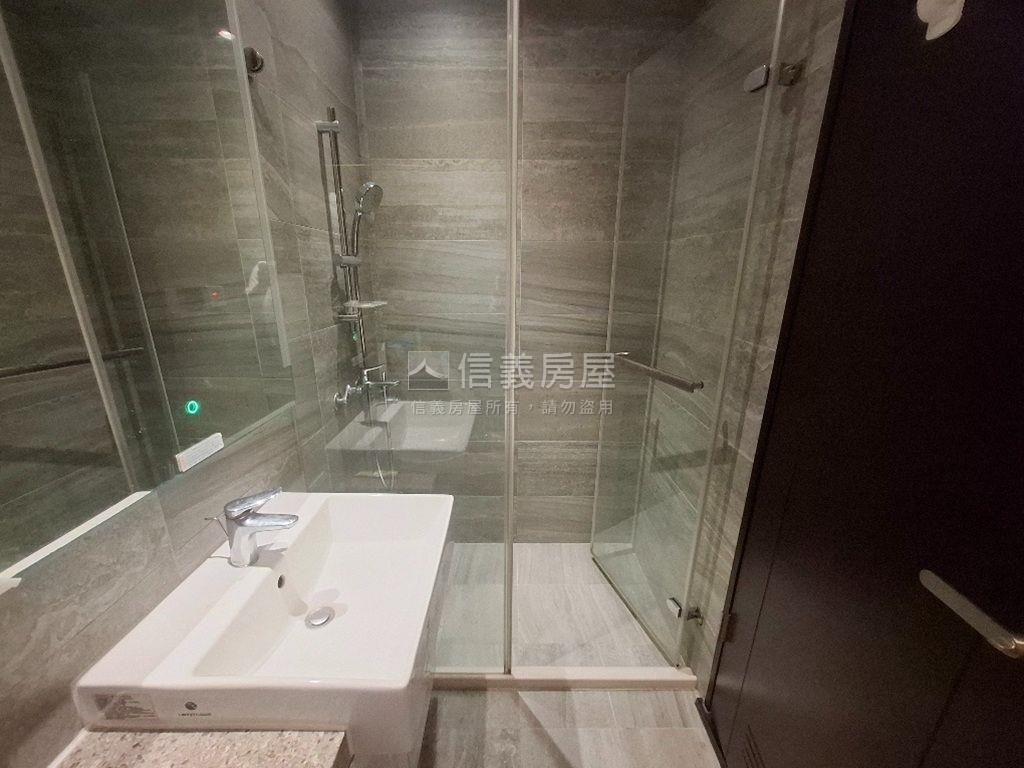 中山Ｑ１挑高裝潢美屋房屋室內格局與周邊環境