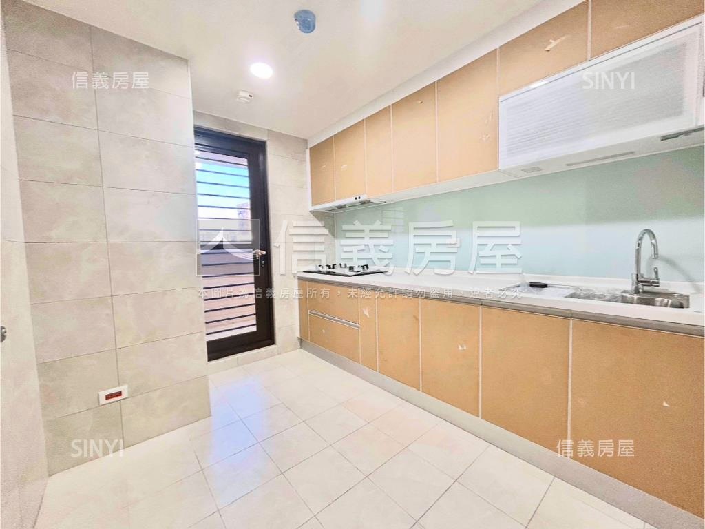 捷運學府三房車位房屋室內格局與周邊環境