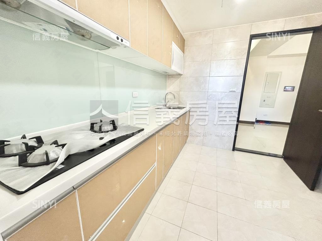 捷運學府三房車位房屋室內格局與周邊環境