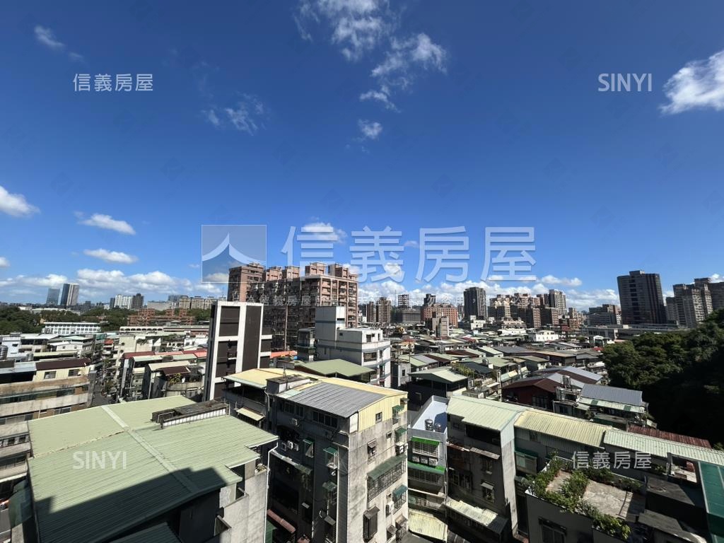 捷運學府三房車位房屋室內格局與周邊環境