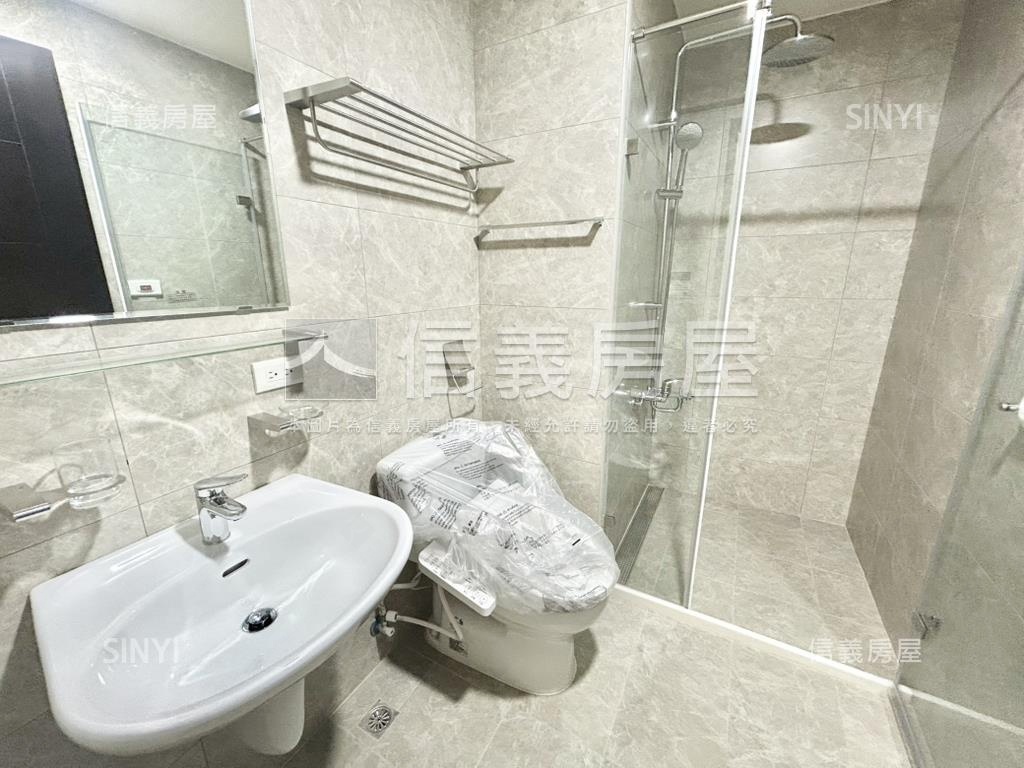 捷運學府三房車位房屋室內格局與周邊環境