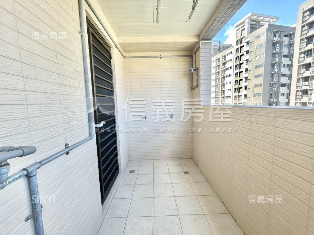 捷運學府三房車位房屋室內格局與周邊環境