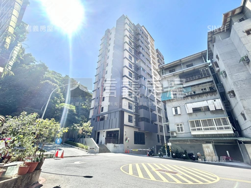 捷運學府三房車位房屋室內格局與周邊環境