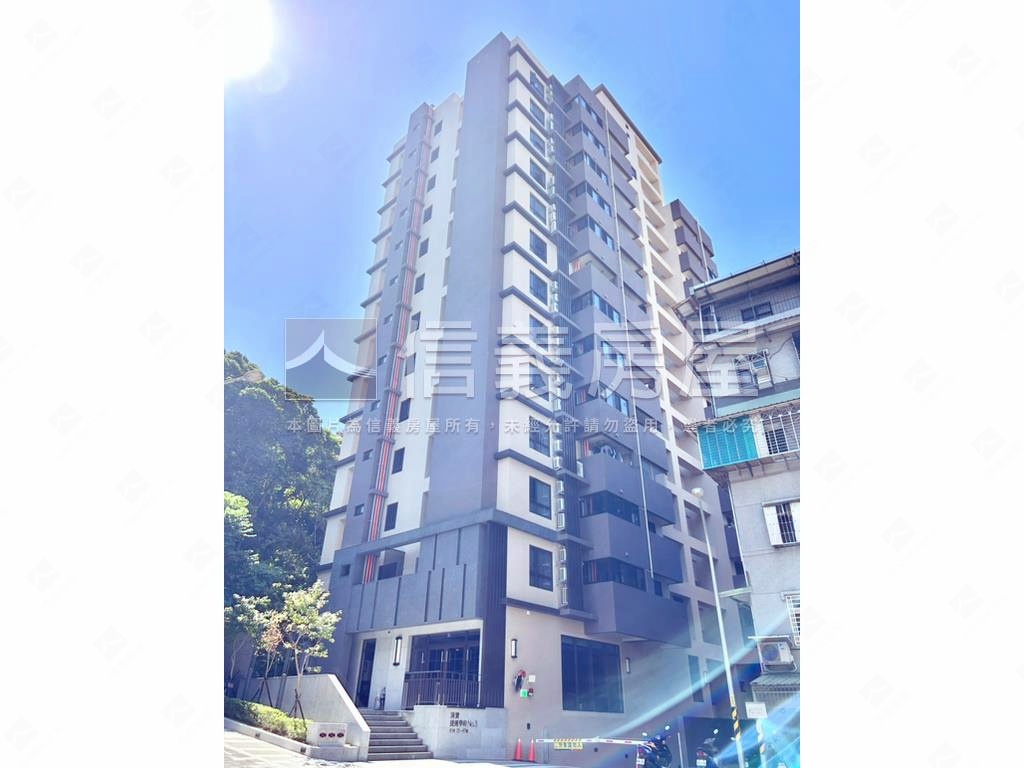 捷運學府三房車位房屋室內格局與周邊環境