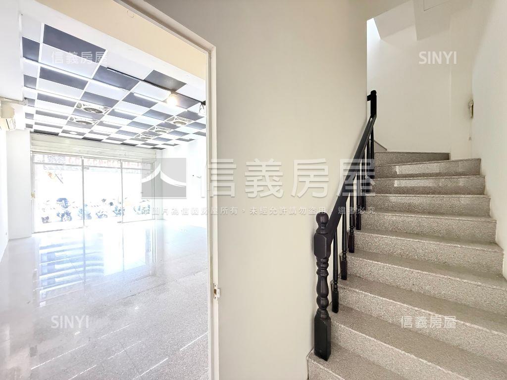 正西屯路顯眼店面１５年屋房屋室內格局與周邊環境