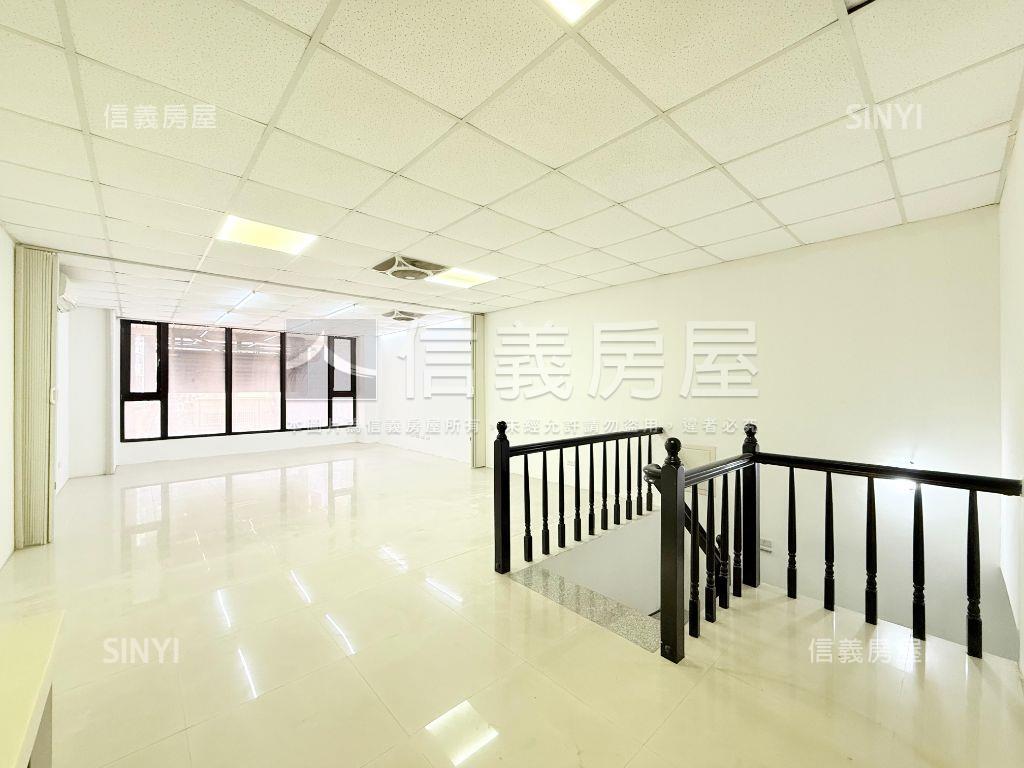 正西屯路顯眼店面１５年屋房屋室內格局與周邊環境