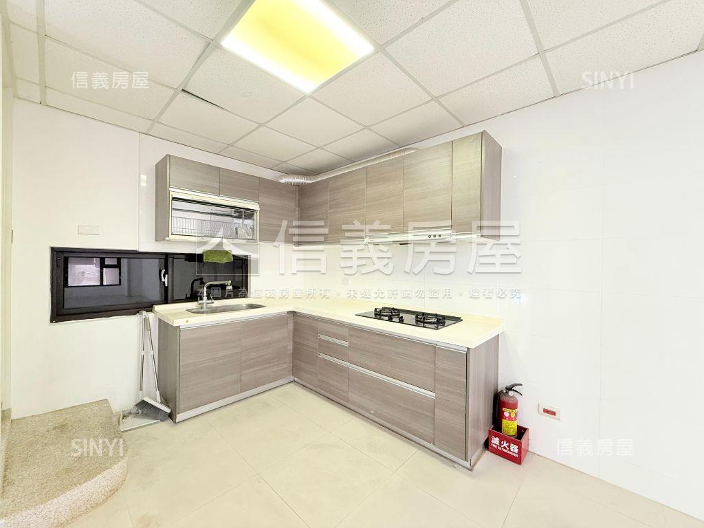 正西屯路顯眼店面１５年屋房屋室內格局與周邊環境