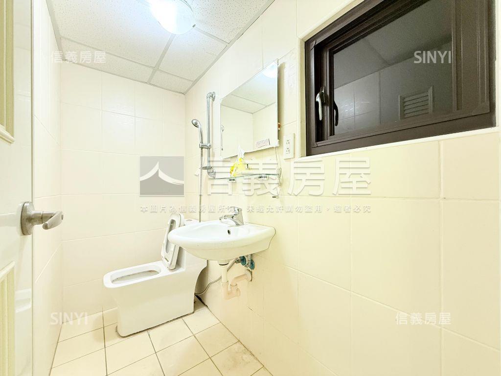 正西屯路顯眼店面１５年屋房屋室內格局與周邊環境