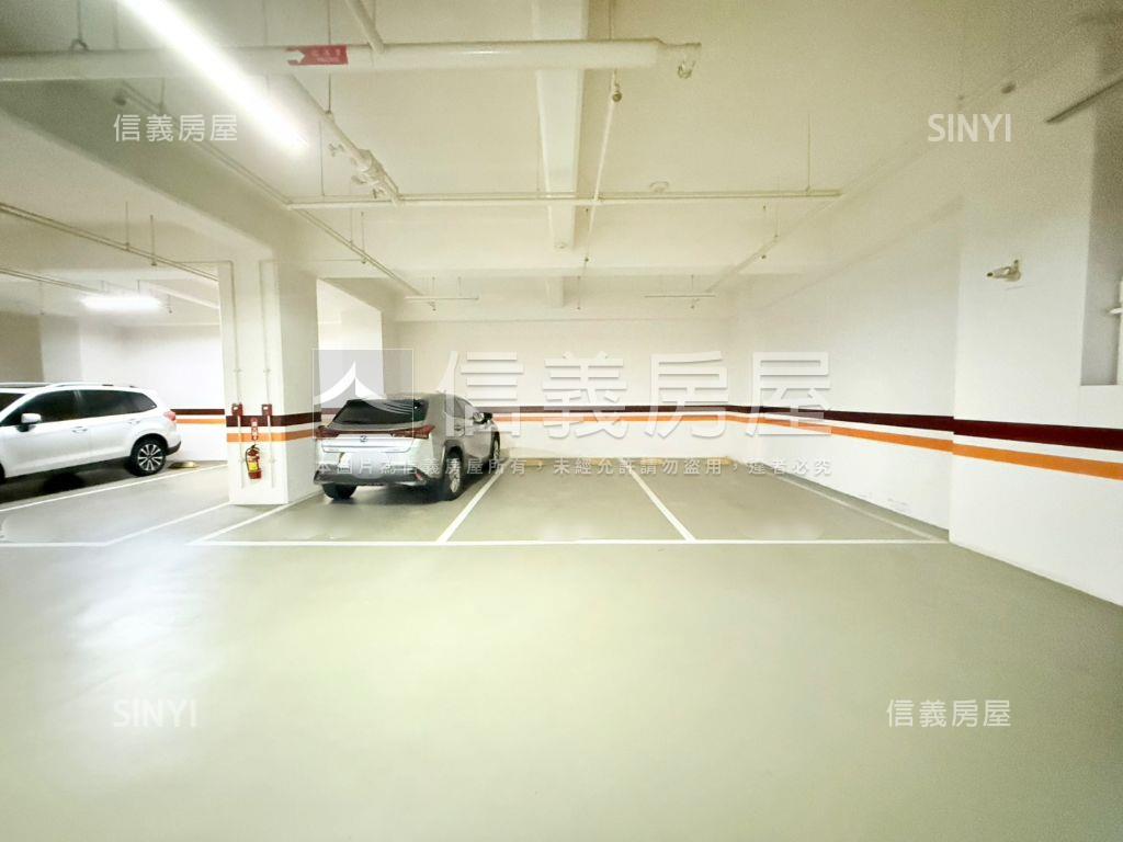 正西屯路顯眼店面１５年屋房屋室內格局與周邊環境