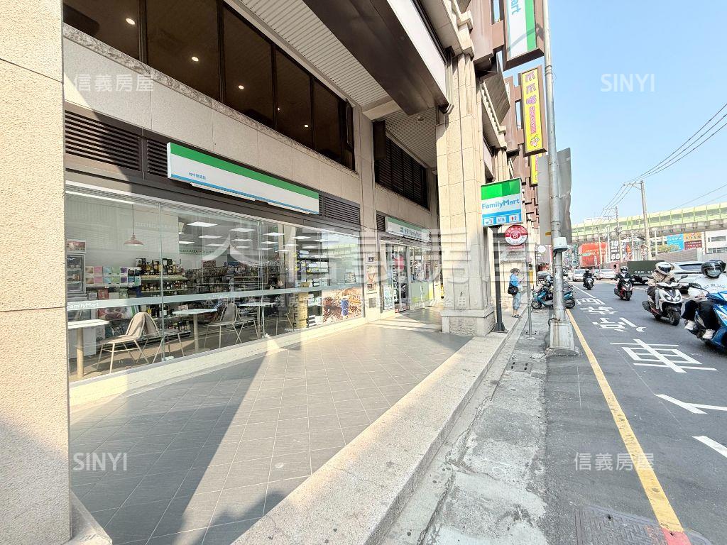 正西屯路顯眼店面１５年屋房屋室內格局與周邊環境