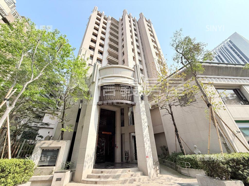 正西屯路顯眼店面１５年屋房屋室內格局與周邊環境