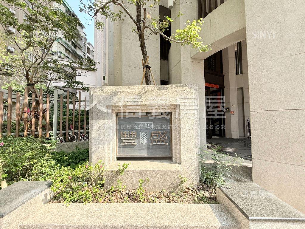 正西屯路顯眼店面１５年屋房屋室內格局與周邊環境