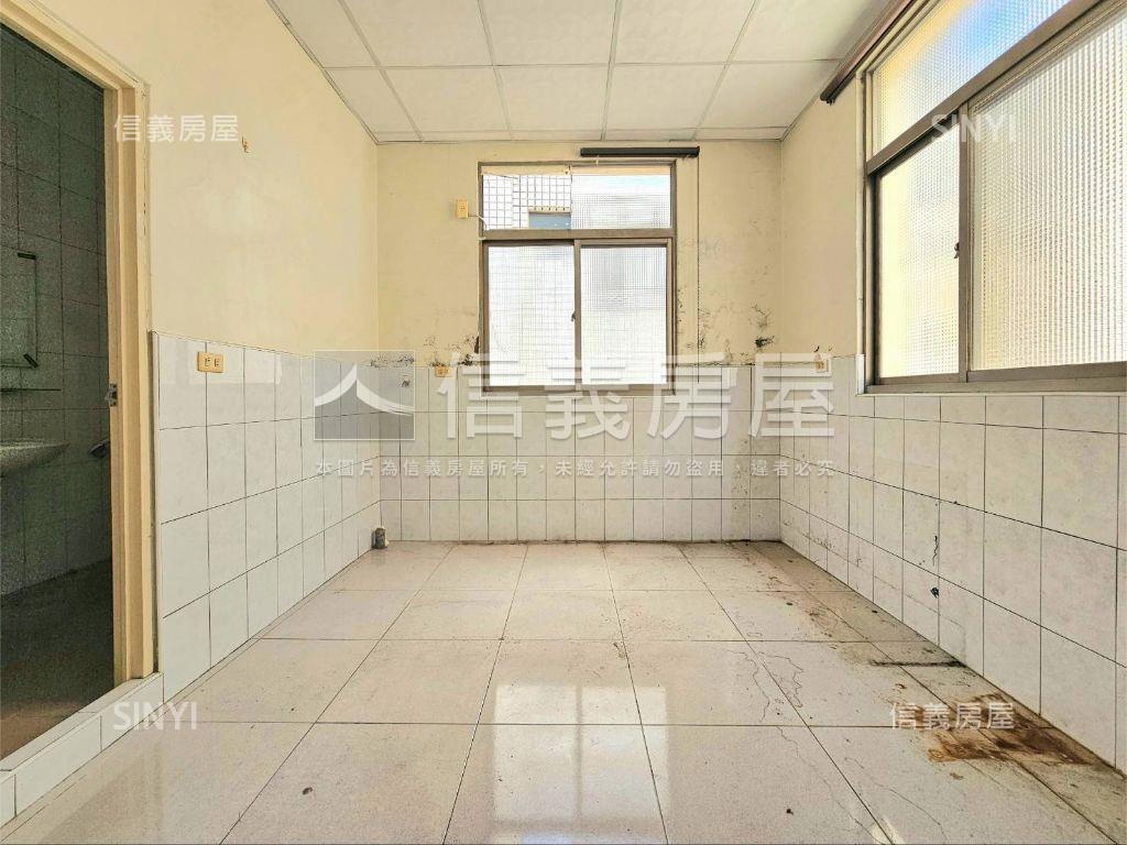 仁武大地坪透天店面房屋室內格局與周邊環境