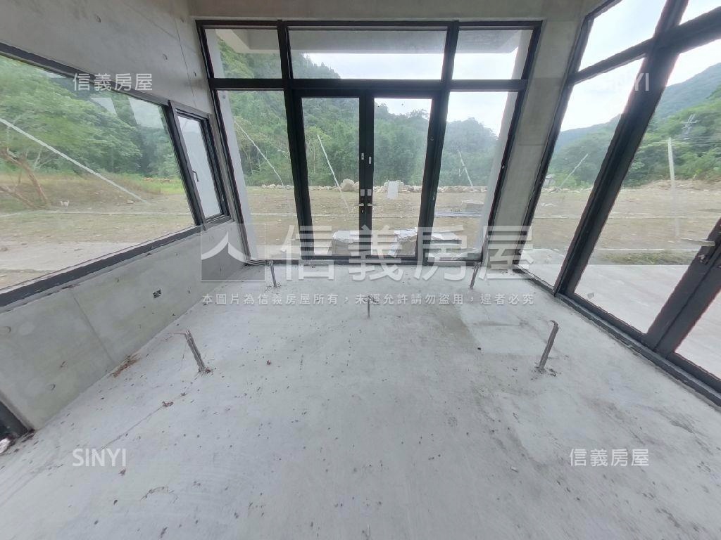 無人住過清水模別墅Ａ房屋室內格局與周邊環境