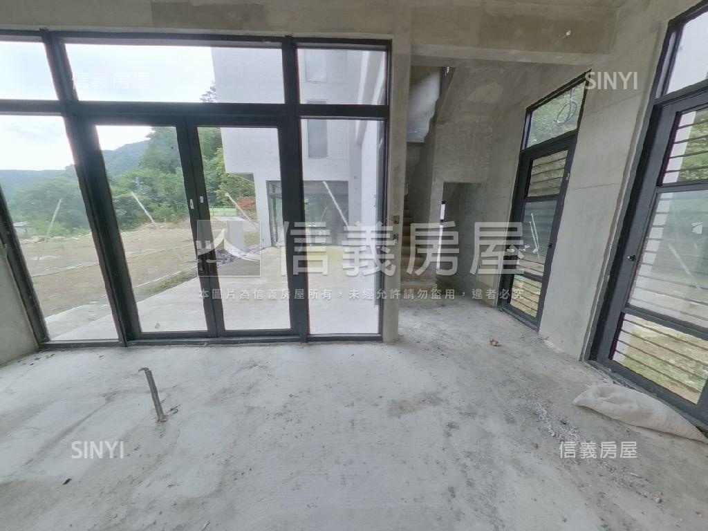 無人住過清水模別墅Ａ房屋室內格局與周邊環境