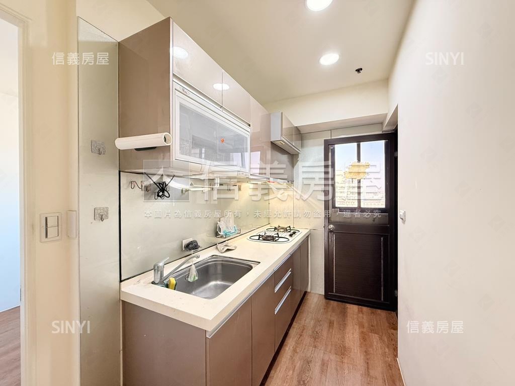 專任！帝王美妝３＋１車位房屋室內格局與周邊環境