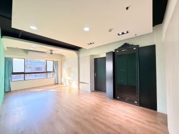 專任！帝王美妝３＋１車位