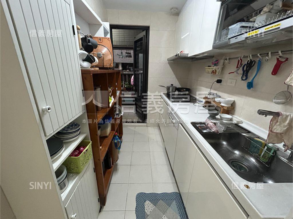 專任美河市挑高邊間採光房屋室內格局與周邊環境