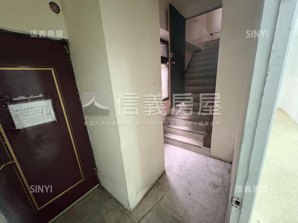 名門廣場１加二樓面寬店面房屋室內格局與周邊環境