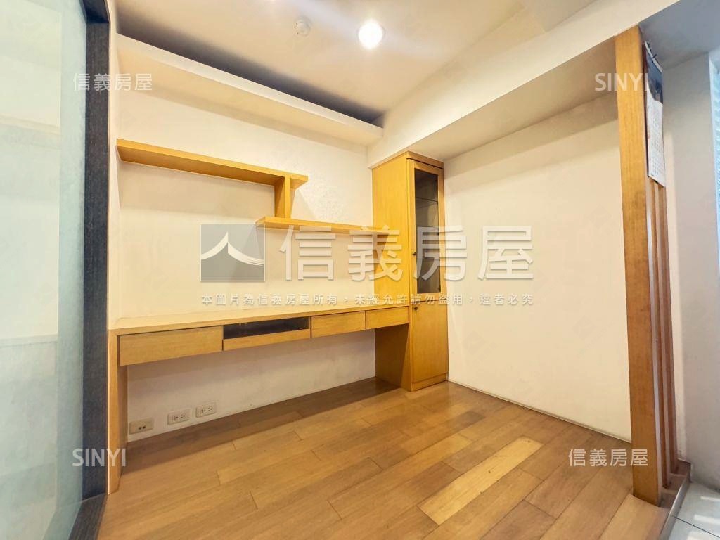 亞灣直接入住配平移車位房屋室內格局與周邊環境