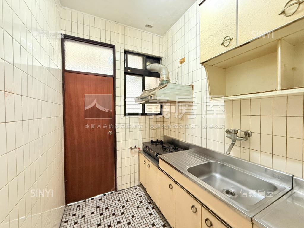 近好市多中和積穗方正３房房屋室內格局與周邊環境