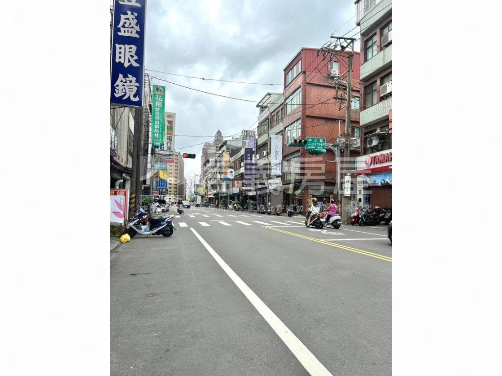 近火車站大面寬透店房屋室內格局與周邊環境