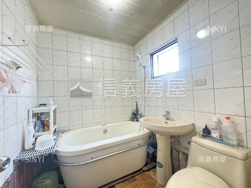 華鳳特區鎮北國小邊間透天房屋室內格局與周邊環境