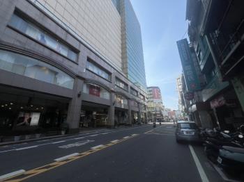 新光三越旁收租邊間店面
