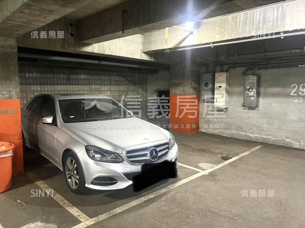 辦公大樓稀有坡平車位房屋室內格局與周邊環境
