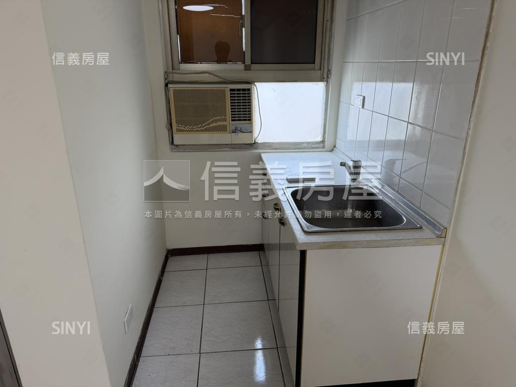 城市經典套房陽台屋主誠售房屋室內格局與周邊環境