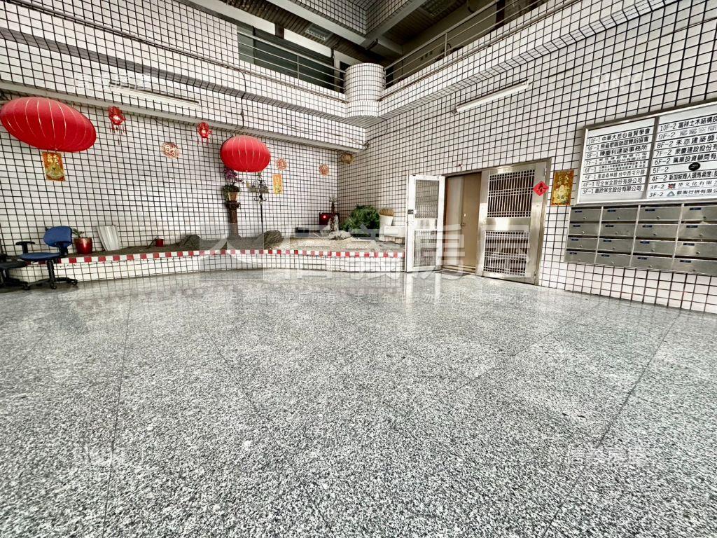 西屯角間大面寬店面房屋室內格局與周邊環境