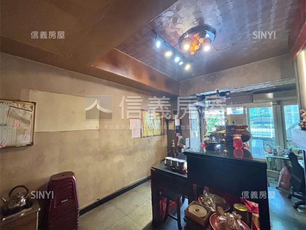 燙金門牌創業低總價店面房屋室內格局與周邊環境