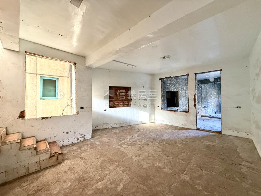 三面採光毛胚舊透天房屋室內格局與周邊環境