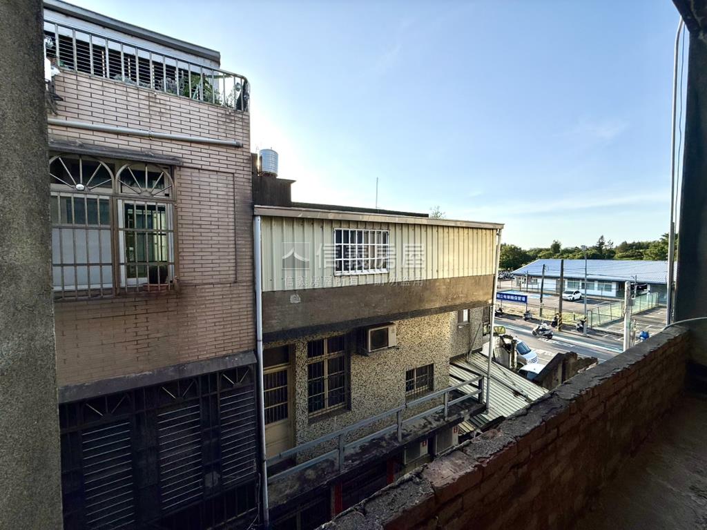 三面採光毛胚舊透天房屋室內格局與周邊環境