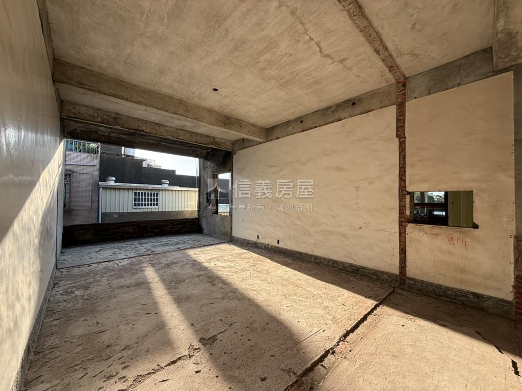 三面採光毛胚舊透天房屋室內格局與周邊環境