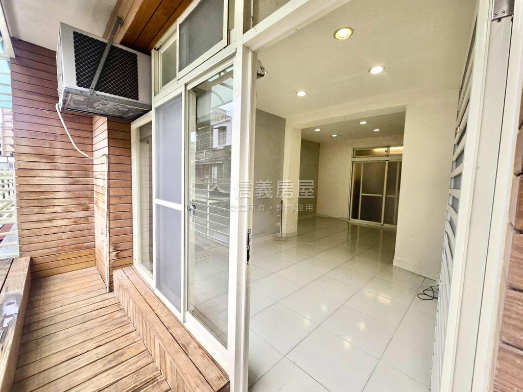 區公所捷運站。邊間美寓房屋室內格局與周邊環境