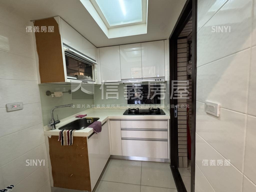 鴻築新巴黎景觀兩房車位房屋室內格局與周邊環境