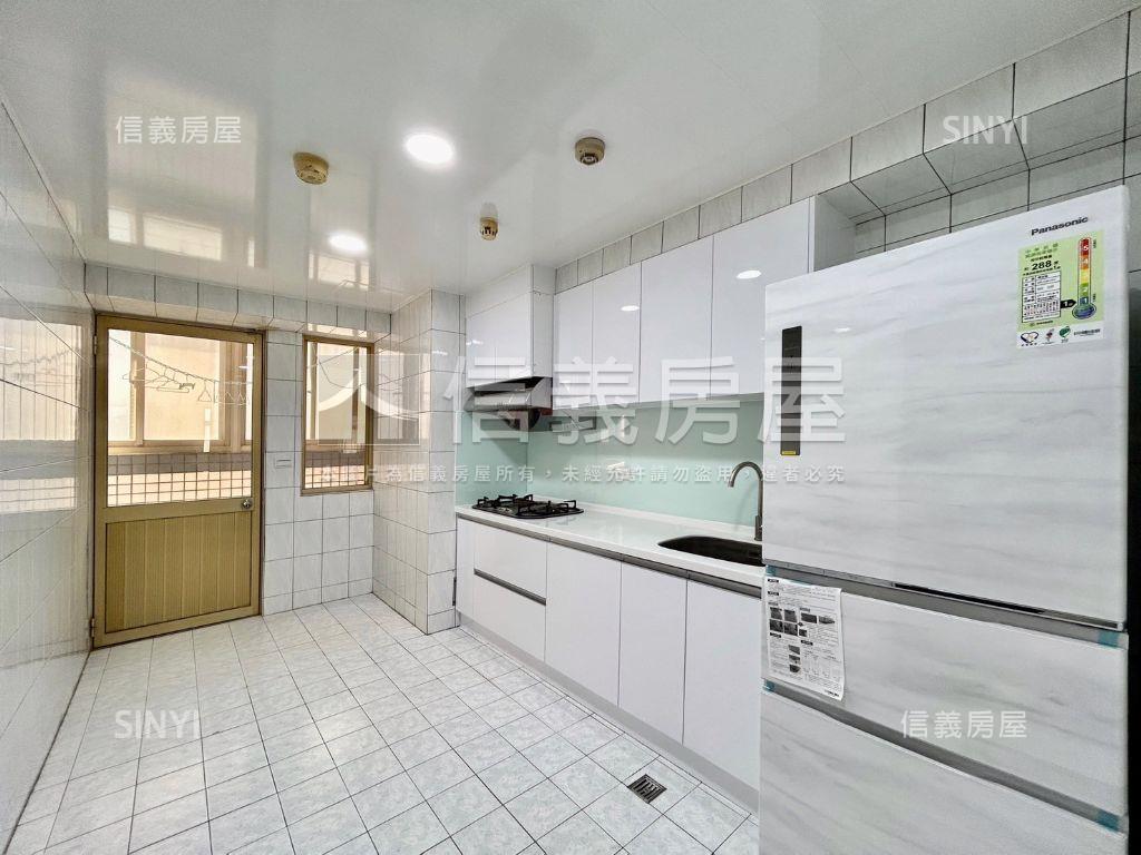 哈佛世家四房車位房屋室內格局與周邊環境